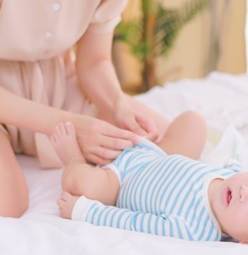 Deri hastalığı olarak bilinen ve yaygın olarak görülen pişik tıpta amonyak dermatiti olarak adlandırılır. Pişiğin en yoğun meydana geldiği dönem yaz aylarıdır. Bu dönemde terleme seviyesinin yükselmesi  aşırı kilo, yatağa bağlı yaşam ve cilt hassasiyeti olan kişilerde pişik daha sık görülmektedir. Özellikle bebeklik döneminde pişik şikayeti daha çok karşımıza çıkar. İşte, pişik neden olur ve nasıl geçer? Bebeklerde pişiğe ne iyi gelir? sorularının cevapları. 