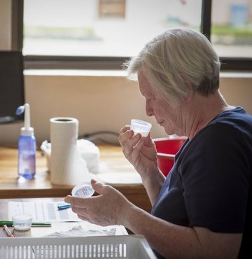 Parkinson hastalığının kokusunu alabilen bir kadın, bilim insanlarının bu hastalığın teşhisinde kullanılabilecek bir test geliştirmesine yardımcı oldu. Bilim insanları, insanların nörolojik durumlarını tanımlamaya yardımcı olmak için 72 yaşındaki Scot